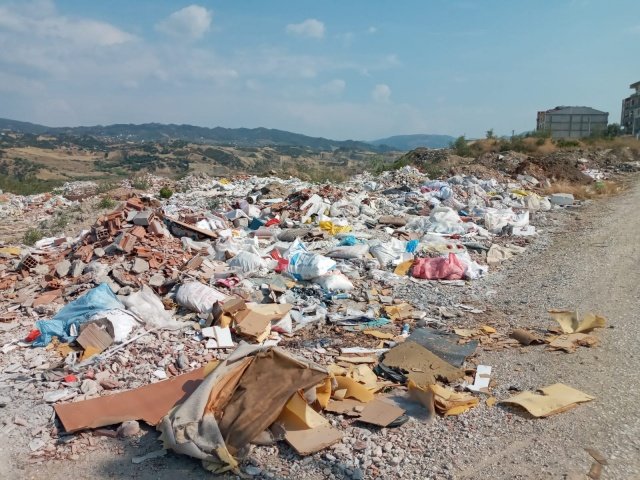 Selvitepe Mahallesi Cephane yolu üzerinde insanların yaşam alanlarıyla neredeyse dipdipe olan araziye moloz, çöp, hurda ne varsa atılmış durumda.