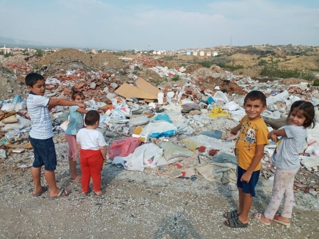 Manisa'nın Turgutlu ilçesine bağlı Selvitepe Mahallesi sakinleri çevreye dökülen moloz ve çöplerin arasında yaşıyor.