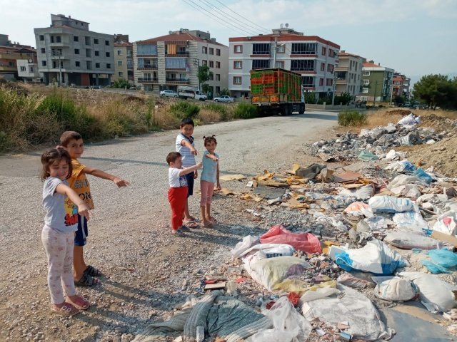 Manisa Büyükşehir Belediyesi ve mahalle muhtarının ihmali olduğunu iddia eden mahalle sakinleri, buraya atılan moloz ve çöplerin buradan kaldırılmasını  ve hem bu kötü görüntünün ortadan kalkmasını hemde çevre sağlığını tehdit eden bu atıkların temizlenmesini istiyorlar.