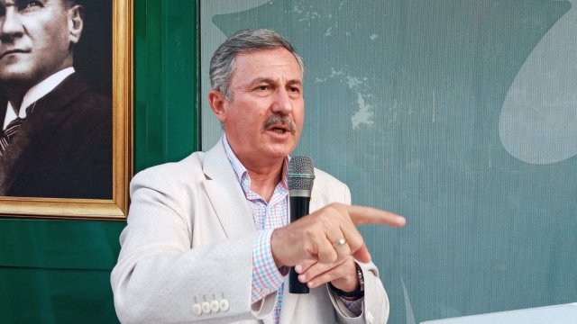 SELÇUK ÖZDAĞ YAPTIĞI KONUŞMAYLA GÖZ DOLDURDU
Kongrede hararetli bir konuşma ile kongreye katılanları heyecanlandıran Gelecek Partisi Genel Başkan Yardımcısı Selçuk Özdağ tüm siyasilere çağrı yaptı. "Televizyonlarda Türkiye'nin meselelerini konuşalım çıkalım millet karar versin" dedi.
Özdağ Partili Cumhurbaşkanı Recep Tayyip Erdoğan'ı da Gelecek Partisi Genel Başkanı Ahmet Davutoğlu birlikte televizyona çıkıp açık oturuma katılmaya çağırdı.
Selçuk Özdağ'ın yaptığı konuşmayı videomuzdan izleyebilirsiniz.
Gelecek Partisi Şehzadeler ilçe kongresinden objektiflerimize yansıyan görüntüler şunlar.