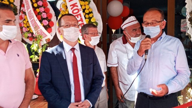 Alışılagelmiş farklı lezzetler ve menüsüyle Turgutlu'da farklı bir damak zevkine hitap edeceğini açıklayan Pideci Ömer'in yeni işyerinin açılışına, Turgutlu Kaymakamı Ali Yılmaz, Turgutlu Belediye Başkanı Çetin Akın,  Esnaf ve Sanatkarlar Kredi ve Kooperatifi Başkanı Hasan Hüseyin Coşkun, İlçe Başkanları, Oda Başkanları, Turgutlu ve Manisa Büyükşehir Belediye Meclis Üyeleri ve  Dernek Başkanlarıyla vatandaşlar katıldı.
Açılış Kurdelesini birlikte kesen Turgutlu Kaymakamı Ali Yılmaz ve Turgutlu Belediye Başkanı Çetin Akın Pideci Ömer'e yeni işyerinin hayırlı olmasını dilediler.