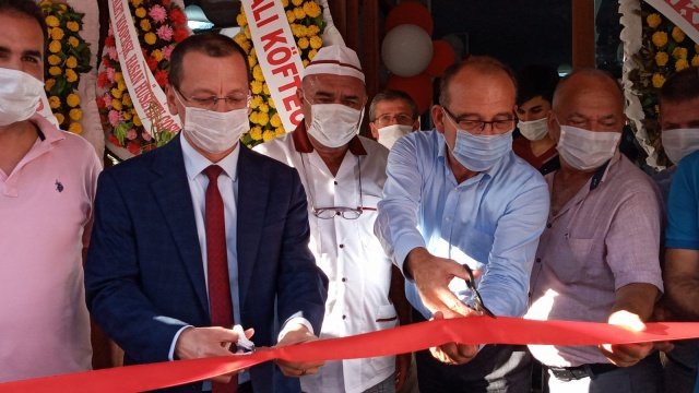 Kaymakam Yılmaz ve Başkan Akın daha sonra işyerinde mutfak bölümünü ve ustaların fırındaki çalışmalarını Incelediler. Pandemi salgını nedeniyle sosyal mesafe ve maske kuralına uyulan açılışta  davetlilere işletme tarafından pide çeşitleri ve işyerinin ürünleri ikram edildi. Başkan Akın'ın patlıcanlı pideyi tercih ederek onun tadına bakması da gözlerden kaçmadı.