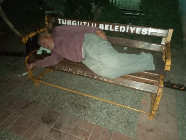 Geçtiğimiz akşam durumu 112 hattına ihbar ettik. Polis ekipleri geldi ve yaşlı adamı alıp gittiler.
Gereği yapılmıştır. "Sosyal devlet güvencesinde bu yaşlı adamın barınma sorunu çözülmüştür" diye düşünmüş mutlu olmuştuk.