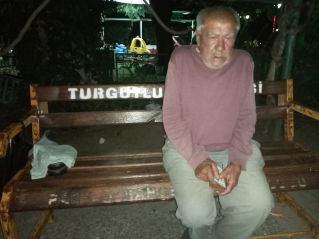 İsmi Sabri Gözaçık 67 yaşında kimi kimsesi yok.
Kendisinin koah hastası olduğunu öğrendik. Sürekli öksüren yaşlı adamın cebinde parası yoktu. Kolunun altında kuru bir ekmekle aç kalmadan yaşamaya çalışıyordu.