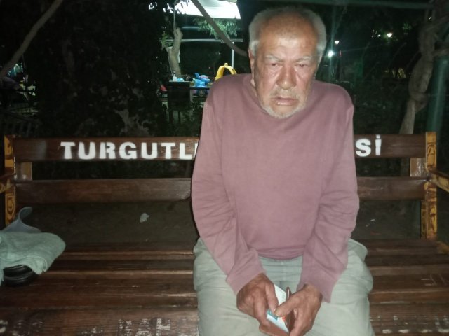 YAŞLI ADAM DÜN GECE YİNE GECEYİ SOKAKTA GEÇİRİYORDU
Manisa Son Haber'in duyarlı okurları dün gece yine ihbarda bulundular. Turgutlu Muhabirimiz olay yerine gitti. Ortaya bir dram çıktı.