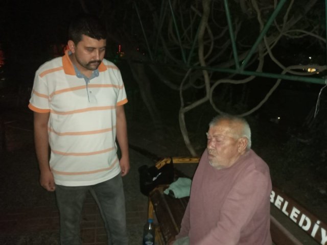 Yetkililere gittiğini, derdini kimsenin dinlemediğini kendisiyle ilgilenilmediğini iddia ediyordu.
Cebinden üç beş sayfalık bir belgeyi çıkardı. Noterlikten tasdiklenmiş bir vasi vekalet belgesiydi. Maaşını alamadığını, verdiği bazı isimlerin kendisini dolandırdığını parasız evsiz sokakta kaldığını iddialarının arasında sıraladı.
