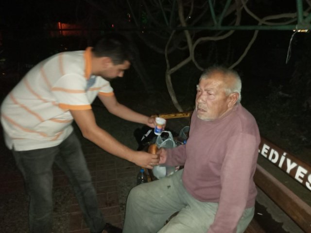 Muharimiz Ali Atan yaşlı adamı dinleyip, haber merkezimizle bilgileri paylaşıp, haberci olarak haber yapmak yerine insan olarak bu yaşlı adam için ne yapabilirizi düşünmeye başladık.
Geçtiğimiz gece 112 hattını arayarak durumu ihbar etmiş, ertesi gece yine aynı manzara ve dramla karşılaşmış olmaktan şaşkınlık içerisindeydik.
Muhabirimiz yaşlı adamdan bilgi almaya çalıştığı sırada olayı öğrenen Turgutlu Ülkü Ocakları Başkanı Sezer Sertkaya olay yerine geldi.
Sertkaya da adamı dinleyerek çözüm üretmeye çalıştı. Yaşlı adam açtı, uzun süredir yemek yemediğini, cebinde parasının olmadığını, tüm yakınlarının vefat ettiğini, Büyükşehir Belediyesi, Turgutlu Belediyesi, Emniyet ve hatta Kaymakamlığa bile müracaat ettiğini iddia etti.
