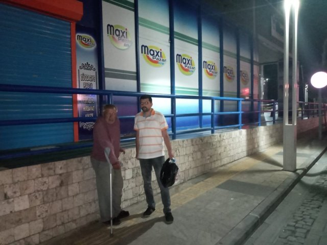 ÜLKÜ OCAKLARI BAŞKANI SORUMLULUK ALDI
Yaşlı adamı dinleyen başkan Sertkaya en azından o an için yapılması gerekenin yaşlı adamın geceyi geçirebileceği güvenli bir yer ve açlığının giderilmesi gerektiğini ifade etti.
Yaşlı adam ağlamaklı ve koah hastası olduğu için öksürükler arasında derdini anlatmaya çalışıyordu.
Belediyenin karşısındaki meydan üzerinde o saatte yemek ve su ihtiyacı giderildi. Sohbet uzadıkça yaşlı adam kendini daha iyi ifade etmeye başladı,  günlerdir sokaklarda yaşadığı için bitkin ve perişan bir haldeydi