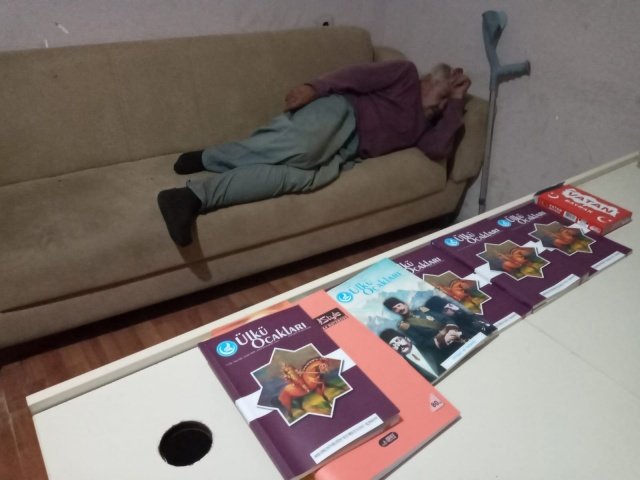 Başkan Sertkaya karnını doyurup içecek sağladıktan sonra yaşlı adamın kolundan destek vererek Turgutlu Ülkü Ocakları binasına  götürdü.
Yaşlı adam geçtiğimiz gece bir çatının altında sabahladı. Karnı doydu.
Gün içinde de devletin ilgili kurumları bu konudan haberdar edilecek.
Sosyal devlet bu yaşlı adamı sarıp sarmalayacak, barınma sorununu çözecek mi ?
Bunu şu an bilmiyoruz.
Lütfen bu yaşlı adama sahip çıkınız. Bu gece yine onu sokaklardan vicdanlı insanlar toplamasın, Turgutlu ilçesine ve devletin şefkatine yakışanı yapınız.
HABER-Mustafa Temiz-Manisa Son Haber