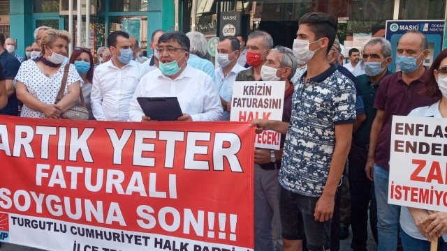 BECERİKSİZ İKTİDAR YAZ-BOZ TAHTASINA ÇEVİRDİĞİ GÜZEL ÜLKEMİZİ BİR KARGAŞAYA
GÖTÜRMEYE BAŞLADI.YAPILANI BOZUYOR SONRA KENDİ YAPTIĞINI TEKRAR DÜZELTMEYE
ÇALIŞIYOR.ŞİMDİ DE BÜYÜKŞEHİR YASASINI DEĞİŞTİRMEYE ÇALIŞIYORLAR.TABİİ Kİ OLAN VATANDAŞA
OLUYOR.