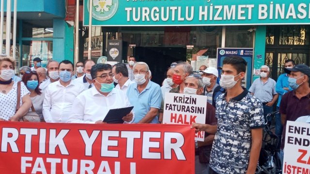 İLÇE BELEDİYELERİNDE BULUNAN SULAR İDARESİ, 2014 YILINDAKİ SEÇİMLERDEN SONRA BÜYÜKŞEHİRE
GEÇTİ VE MASKİ ADINI ALDI.bununla beraber VATANDAŞIN ÇİLESİ BAŞLADI.
- ÖNCE GELİP HİÇBİR UYARI VE TALEP ALMADAN VATANDAŞIN EVİNDEKİ SU SAYACINI
SÖKTÜLER.BUGÜNKÜ DEĞERLE 100 DOLARINI ALDILAR.TEPKİLER ve MAHKEME BAŞVURULARI SONUCU
TAKILAN BAZI SAYAÇLAR YERİNE TAKILDI AMA KARTLI SAYAÇ KULLANMAYA İTİRAZ ETMEYEN ABONELER
MAĞDUR OLDU.AÇIKLAMALARDAKİ VAATLERİNİ YERİNE GETİRMEDİLER.2016 YILINDA O ZAMANIN
GENEL MÜDÜRÜ YAKUP KOÇ ŞÖYLE DİYORDU.
‘’ÖDEYENE DAHA FAZLA ÖDE DENMEZ
‘’KARTLI SAYAÇTA SU KESİNTİSİ YOK’’
‘’KARTLI SAYAÇ KULLANAN ABONELERDEN ALINAN DEPOZİTOLAR BORCUNDAN DÜŞÜLÜYOR.’’
BU SÖYLENENLER GERÇEĞİ YANSITMIYOR.ABONEYİ 100 DOLARLIK BİR YÜKE SOKACAKSIN, SU PARASINI
PEŞİN ALACAKSIN.OTOMATİK ÖDEME VARKEN, ONU SUMATİĞE GİTMEYE MAHKUM EDECEKSİN, KARTINI
KAYBETME RİSKİ İLE KARŞI KARŞIYA BIRAKACAKSIN VE SUMATİKTEN HER PARA YATIRIŞINDA
UTANMADAN PEŞİN PARA ÖDEYEN ABONEDEN BİR DE 1.25TL ALACAKSIN. DEPOZİTOSUNU GERİ
ÖDEMEYECEKSİN sonra da kalkıp KARTLI SAYAÇ AVANTAJLI DİYECEKSİN.
BÜTÜN BUNLAR YETMEZMİŞ GİBİ MASKİ HİZMETTE de SINIFTA KALDI.ARIZALAR BIKTIRDI. BAZI
BÖLGELERDEKİ SUSUZLUK HAD SAFHAYA ULAŞTI.SU BASINCININ DÜŞÜKLÜĞÜ NEDENİYLE VATANDAŞ
DUŞ ALAMIYOR.SUYU KOVAYA DOLDURUP ÖYLE YIKANIYOR.SONDAJ YETERSİZLİĞİ NEDENİYLE SU
DEPOLARI BOŞ.YATIRIMLAR DURMUŞ DURUMDA.MASKİ BÜTÇESİ 2018 DE 240, 2019 DA 100
MİLYONDAN FAZLA AÇIK VERDİ.BORCU NEREDEYSE YILLIK GELİRİNDEN FAZLA.KREDİ ALAMIYOR.
