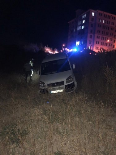 Kaza sonrası sürücü U.T. ve yolcu olarak bulunun M.K. hafif yaralandı. Kazanın etkisiyle önemli bir yaraları olmayan kazazedeler, genel sağlık taraması için Demirci Devlet Hastanesi acil servisine götürüldü.