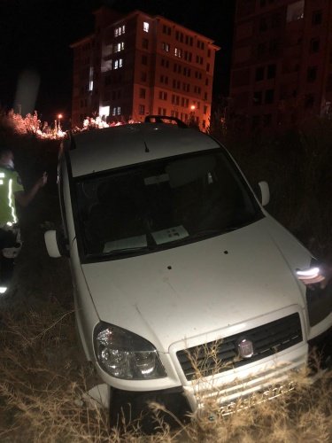 Manisa'nın Demirci ilçesinde akşam saatlerinde meydana gelen tek taraflı trafik kazasında otomobil tali yoldan çıkarak araziye girdi.