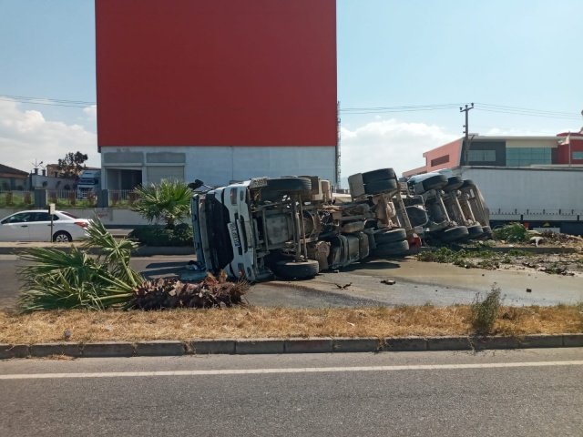 Manisa'nın Turgutlu ilçesi İzmir-Ankara karayolu üzerinde bir tırın orta refüje carpması  sonucu kaza meydana geldi , kazada 1 kişi yaralandı.