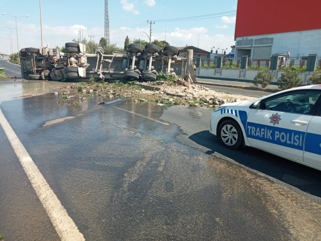 Kasasında buğday özü yüklü 35 AGF 210 plakalı H.İ.(45) kullandığı tır sürücüsünün direksiyon hakimiyetini kaybetmesi sonucu orta refüşe çarptı, bir süre refüj üzerinde elerleyen tır dana sonra takla atarak yola devrildi.