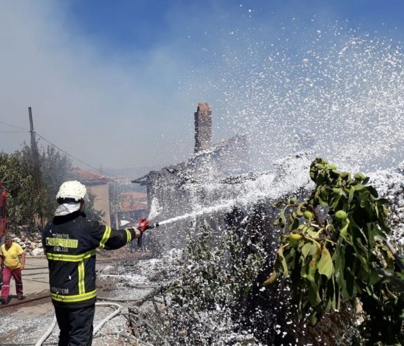 Manisa'nın Demirci ilçesinde meydana gelen yangında bir ev alevlere teslim olup küle döndü, yangında mahsur kalan 90 yaşındaki yaşlı kadın yaralı olarak kurtarıldı.