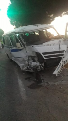 Edinilen bilgilere göre ; Demirci ilçesine bağlı Kılavuzlar mahallesinde bugün saat 05.00 sularında, Köprübaşı istikametine giden 34 yaşındaki R.Ç. isimli sürücünün kullandığı 45 J 8289 Plakalı servis aracı, ayni istikamete gitmekte olan ve hemen önünde bulunan 54 yaşındaki A.Ç.  isimli sürücünün kullandığı 45 J 8274 plakalı servis aracına arkadan çarptı çarpışmanın etkisiyle araçlarda maddi hasar meydana gelirken öndeki araçta bulunan 12 tarım işçisi olay yerine intikal eden araçlarla Demirci Devlet Hastanesi Acil Servisine kaldırıldı.