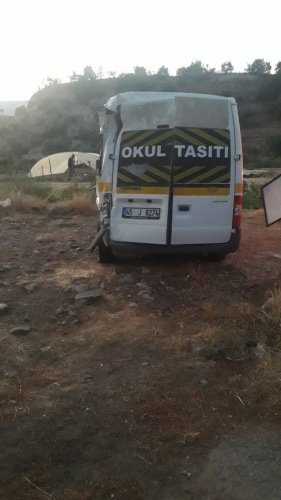 Manisa'nın Demirci ilçesinde tarım işçilerini taşıyan servis aracına  bir başka servis aracı arkadan çarptı, kazada 12 tarım işçisi yaralandı.