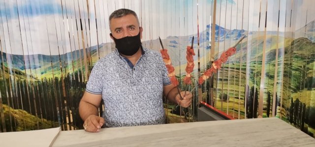 Güneydoğu Anadolu bölgesi mutfağının gözde lezzetleri Eli Böğründe, Kilis Tavası, Lahmacun, Adana Kebap, Urfa Kebap, Kuşbaşı Şiş yanısıra, baklava ve tatlı çeşitleriyle de müşterilerinin huzuruna çıkan işletmenin sahibi Mesut Çetinkaplan " Müşterilerimize kaliteli ve lezzetli ürünlerle hizmet veriyoruz. İşletmemizde kaliteden taviz vermeden ve ehil ustaların elinde işlenen ve Güneydoğu Anadolu Bölgesinin damak tatlarını Demirci ilçesinde  müşterilerimizin masalarına sunuyoruz.  Kısa bir süre önce pandemi salgını nedeniyle resmi bir açılış yapamadık ancak, hizmet vermeye başladık. Kaliteli ürünlerimiz ve lezzetlerimiz kısa sürede çok beğenildi, ilerleyen günlerde daha değişik lezzetlerle halkımızın hizmetinde olacağız. Her türlü toplu yemekler dahil hizmet veriyoruz ayrıca Alo servis hattımızla da lezzetlerimizi müşterilerimizin talep ettiği yere ulaştırıyoruz" dedi.