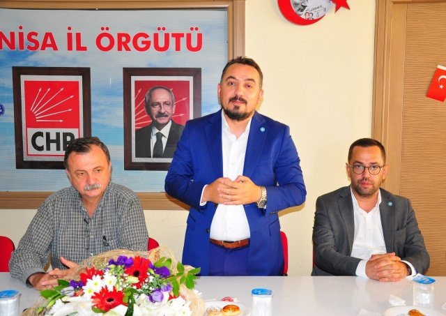 İYİ Parti Manisa İl Başkanı Hasan Eryılmaz, yönetim kurulu üyeleriyle birlikte Cumhuriyet Halk Partisi (CHP) Manisa İl Başkanı Semih Balaban ve yönetimine ziyarette bulundu. Ziyaretten duyduğu memnuniyeti dile getiren Balaban, İYİ Parti İl Başkanı Eryılmaz ve teşkilatına teşekkür etti. 31 Mart seçimlerini en iyi şekilde tamamladıklarını kaydeden Balaban, “Mevkidaşım Hasan başkanımla dostluğumuz, 31 Mart’tan çok daha önceye dayanıyor. Manisa’da, ittifak süresince yaptığı fedakarlıktan, pozitif yaklaşımı ve her şeyden önce milleti düşünen yaklaşımından dolayı kendisine teşekkür ederim. 31 Mart sürecinde kendisiyle hiçbir sorun yaşamadık. İYİ Parti’nin 31 Mart seçimlerinde belirleyici bir rolü oldu. Hasan başkanım da teşkilattaki emeğinin karşılığını, ciddi bir oyla seçilerek kendi tabanının gönlünde taht kurduğunu tüm kamuoyuna gösterdi. Hasan başkanım ve ekibine CHP İl Başkanı olarak sevgi ve saygılarımı sunuyor, ziyaretlerinden dolayı kendilerine teşekkür ediyorum” dedi.