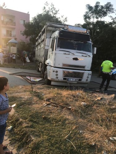 İlçeye bağlı Selvitepe Mahallesi Irmak Sokak üzerinde park halindeki  45 TF 889 Plakalı tır yolun meyilli olması sonucu çocuk parkına girdi. O saatte parkın çocuklarla dolu olması nedeniyle oyun oynayan çocukların arasında bulunan 13 yaşındaki A.Ç. isimli kız çocuğu bisikletiyle tırın altında kalmaktan son anda kurtuldu.