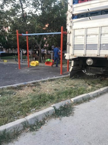 Olayın hemen ardından olay yerine intikal eden Turgutlu İlçe Emniyet  Müdürlüğü Trafik Şubesi olay yerinde gerekli güvenlik tedbirini alarak olayı soruşturmaya başladı.
Tır şoförünün isminin Birol A. olduğu tırı o sokağa saatler önce park ettiği de öğrenildi.