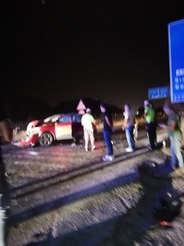 Erhan Çelik'in haberine göre ; 35 AFZ 722 plakalı otomobil ile, 35 AGT 810 plakalı araçlar hızla çarpıştı.