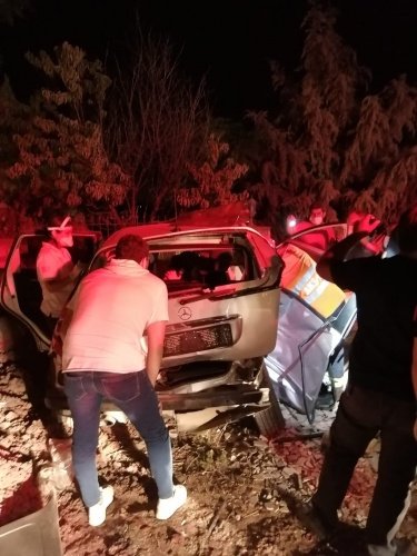 Manisa'nın Akhisar ilçesi Balıkesir yolu, Kırkağaç ilçe kavşağında iki araç birbiriyle çarpıştı, 6 kişi yaralandı.