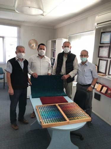 Ayasofya Camiine döşenen halının numunesini de inceleyen partililere yönetici Özkul'da bilgiler verdi.
Özkul " Özkul halının Ayasofya camiine halı sermesi için tercih edilmesininde en büyük etkenin uzun yıllardır değişmeyen kalite çizgisi olduğunu belirtmek istiyorum. biz kaliteden hiç taviz vermedik. Bu çalışmamız devlet büyüklerimiz ve tüm otoritelerce de gözden kaçırılmadı, bizlerde böyle tarihi bir olayın içinde olmaktan gurur duyuyoruz" dedi.