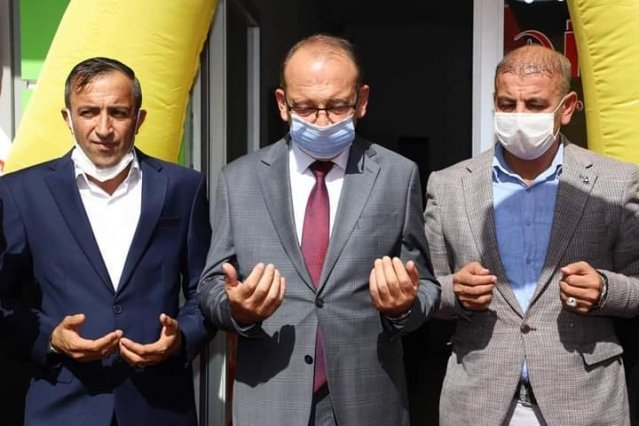 Geçtiğimiz gün Turgutlu'da İnan Döner 'de kapılarını müşterilerine açtı.
Turgutlulu genç girişimci Turan İnan tarafından açılan ve Eski Manisa Yolu, Demirciler Cami 104 numarada  müşterileriyle buluşan işletmede ana menü döner olmak üzere, değişik yemek çeşitleri de farklı tatları ve lezzetleriyle Turgutlulularla buluştu.