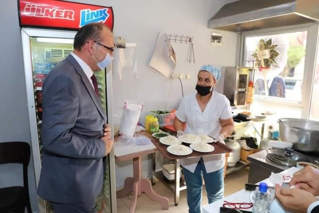 Akın, pandemi salgınında açılan işletmelerin tedbirlerle müşterilerine hizmet vereceklerini hatırlatarak, koronavirüs salgınında tedbirli ve maskeli bir yaşama alışarak, ticaret hayatının da sürdürülebilineceğinin altını da çizdi. Dualarla açılan yeni işletmenin sahibi  Turan İnan açılışa katılan tüm konuklara teşekkür etti.