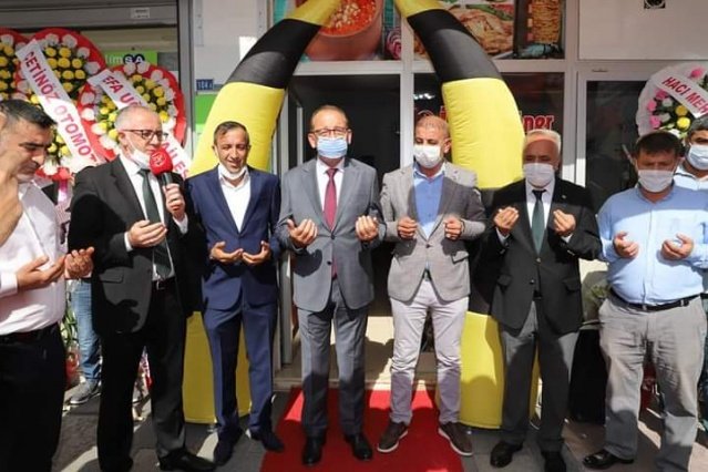 İnan Döner'in açılışı görkemli bir törenle gerçekleşti. Açılışa Turgutlu Belediye Başkanı Çetin Akın, İlçe Müdürü Mehmet Ölmez Lokantacılar Odası Başkanı Mehmet Akkoyun Bitlisliler Dernek Başkanı Ahmet Demir, Altınakan ile İnan ailelerinin yakınları ile vatandaşlar  katıldı. Açılışta bir konuşma yapan Turgutlu Belediye Başkanı Çetin Akın  yeni işletmenin Turgutlu’ya katkı sağlayacağını ifade etti.