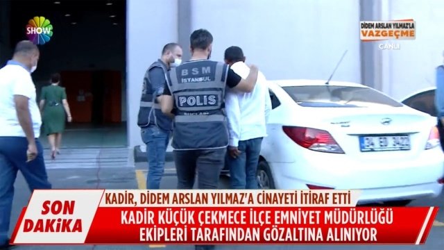 “CEMAL VE AZİZ İÇERİ GİRİP EMRE’YE VURDU”

Olayın olduğu sırada  Emre ile birlikte  konteynerın içinde oturduklarını söyleyen  Kadir Bekçi,  Cemal ile Aziz’in oraya geldiğini  ve Cemal’in Emre’ye vurduğunu söyledi. Bunun sonucunda Emre’nin öldüğünü ifade etti.. 

Bekçi’nin canlı yayında gelen itiraflarının ardından Emre Yıldız’ın kardeşi Elif Yıldız sinir krizi geçirdi. 

CANLI YAYINDA GÖZALTINA ALINDI!

Kadir Bekçi’nin cinayeti itiraf etmesinin ardından yayını ihbar kabul eden Küçükçekmece İlçe Emniyet Müdürlüğüne bağlı ekipler, Vazgeçme stüdyolarına gelerek Kadir Bekçi’yi canlı yayında gözaltına aldı. 

Emre Yıldız cinayetiyle ilgili gelişmeler, Didem Arslan Yılmaz’la Vazgeçme programında olmaya devam edecek.