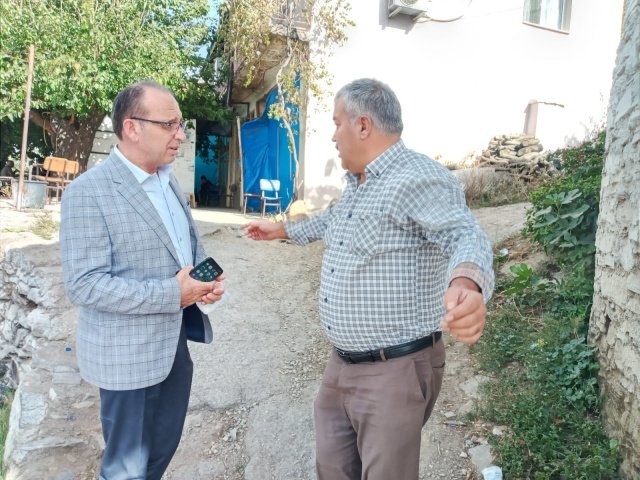 KAYRAK MAHALLESİNDE BAYRAM HAVASI ESİYOR
3 gün boyunca kayıp olan ve kendisinden haber alınamayan Ali Arı'nın yaşadığı Kayrak Mahallesinde bugün bayram havası esiyor. Sabahın ilk saatlerinden itibaren Ali Arı'nın bulunma sevincisini yaşayan komşuları ve dostları Arı'nın evine koştu.