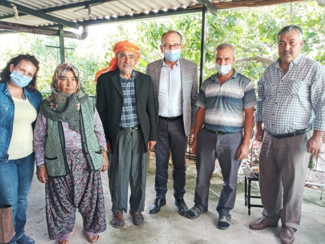 TURGUTLU BELEDİYE BAŞKANI ÇETİN AKIN PAZAR GÜNÜNE KAYRAK MAHALLESİNDE BAŞLADI
Turgutlu Belediye Başkanı Çetin Akın Pazar gününe Kayrak Mahallesinde başladı. Kayıp Ali Arı'nın kaybolmasının hemen ardından sürekli olayı takip eden Akın, geçtiğimiz gün geldiği ve arama çalışmalarını bizzat takip ettiği Kayrak Mahallesine bugün yanında eşi Sabriye Akın ve Özel kalem müdürü Ali Nasuhoğlu'yla beraber yeniden geldi.