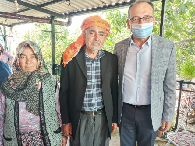 ALİ ARI " ÜÇ GÜN BOYUNCA OT YİYEREK BESLENDİM"
Ali Arı'nın kaybolduğu üç gün boyunca başından geçenleri öğrenmek isteyen meraklılar Arı'nın etrafını sararak yaşadıklarını sorup öğrenmeye çalışıyorlar. 4 Torun sahibi olan Ali Arı ise gülen gözleriyle yaşadıklarını anlatıyor.