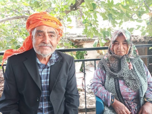 Ali Arı" Keçileri otlatmaya çıktım, akşam geç saatlere kadar arazideydim, sonra gece yolumu şaşırdım, bu arada keçiler kayalıklardan dere yatağına düştü. Çıkaramadım, üç gün boyunca ot yiyeek beslendim, susuz kalmadım dereden akan sudan içtim. Telefon kullanmıyorum, zaten telefon kullanmayı da bir türlü öğrenemedim. Çaresiz keçiler zarar görmesin diye başlarında bekledim. Uzaklardan bir kadın gördüm, onu eşim sandım, beni aramaya geldi herhalde diye düşündüm, seslendim ancak yabancı bir kadınmış, başka hiçkimseyi görmedim. Sonra beni arayanlar beni buldu." dedi.
MANİSA SON HABER ÜÇ GÜN BOYUNCA KAYIP ÇOBANIN PEŞİNİ BIRAKMADI
Manisa Son Haber geçtiğimiz Perşembe günü ortadan kaybolan ve kendisinden bir daha haber alınamayan kayıp çoban Ali Arı'nın peşini hiç bırakmadı. 3 gün boyunca geceli gündüzlü, dakika,  dakika gelişmeleri takip eden Manisa Son Haber Muhabiri Ali Atan, olayları, gelişmeleri  en sıcak bilgiler ve görüntüleriyle MANİSA SON HABER''in okurlarıyla buluşturdu.