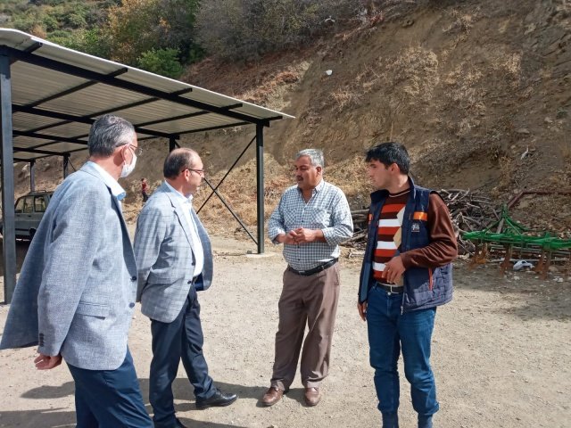 ALİ ARI VE EŞİNE MANİSA SON HABER MUHABİRİ ALİ ATAN'DAN ÇAĞRI " Birbirinize sarılın, sizi böyle görmek istiyoruz"
Gelişmeleri yakından takip eden Manisa Son Haber Muhabiri Ali Atan sabah soluğu yine Kayrak Mahallesinde aldı. Gelişmeleri takip eden genç haberci Ali Arı ve eşiyle röportaj yaptıktan sonra onların sarılmasını istedi ve günün en güzel görüntüsünü de yine Turgutlu'daki tek gazeteci olarak o çekti.
47 yıldır aynı yastığa baş koyan Ali Arı ve eşi 62 yaşındaki eşi Nazmiye Arı kavuşmanın verdiği sevinci doya doya yaşıyor. Dün arama çalışmaları sırasında Ali Atan'a endişelerini anlatırken sık sık ağlayan ve eşinin arkasından gözyaşları döken Nazmiye Arı eşinin bulunmasından sonra sevincini de yine Manisa Son haber kameralarına konuşarak paylaştı. " onu çok merak ettim, ya başına bir iş geldiyse düşündüm, çok korktum. Arama çalışmalarına katılan herkese ve siz basın mensuplarına çok teşekkür ediyorum, Allah hepinizden razı olsun" dedi.
ALİ ARI'NIN OTLATMAYA GÖTÜRDÜĞÜ KEÇİLERİ DE KURTARILDI
Ali Arı'nın otlatmaya götürdüğü ve akşam karanlığında yaklaşık 20 metre yükseklikteki dere yatağındaki uçuruma kaçan keçiler de Kayrak Mahallesinden giden bir ekip tarafından kurtarıldı. Ekipte yer alan Ali Arı'nın oğlu 45 yaşındaki Cevdet Arı da babası Ali Arı'nın bulunması için gayretle çalışan herkese teşekkür etti. "Önce babamı, sonra da keçileri kurtardık, eş dost sağolsun, malımıza da babamıza da zarar gelmein bu kötü 3 günü atlattık çok şükür" diyerek duygularını ifade etti.