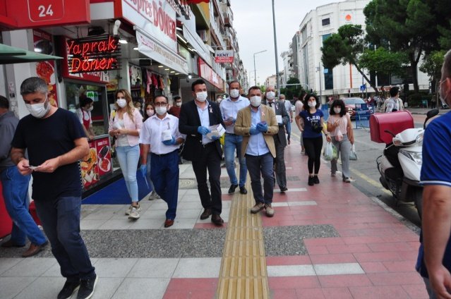 Meme Kanseri Farkındalık Ayı dolayısıyla İYİ Parti  Manisa İl Başkanı Hasan Eryılmaz, açıklama yaptı. Eryılmaz, açıklamasında, dünyada ve Türkiye’de kanserlerin ikinci derecede ölüm sebebi olduğunu vurgulayarak, her 8 kadından birinde meme kanserinin görüldüğünü ifade etti.  Bu nedenle meme kanserinin günümüzde çok ciddi boyutlara ulaştığını aktaran Eryılmaz, erken teşhisin hayati önem taşıdığına dikkat çekti.
Etkinliği oluşturan isimlerden İYİ Parti İl Siyasi İşler Başkanı Erhan Dumlu da, yaptığı konuşmada, “Meme Kanseri Farkındalık Ayı çerçevesinde, meme kanserine dikkat çekmek için,  üzerinde pembe kurdelesi bulunan maskeler tasarladık. Pembe kurdele meme kanserini sembolize ettiği için beyaz maskelerin üzerine pembe kurdeleler koyduk.  17 bin adet maske ve bröşür hazırladık. 17 ilçemizle birlikte saat 17.00’de eş zamanlı olarak  vatandaşlarımıza dağıtımını gerçekleştirdik. Farkındalık oluşturulması noktasında anlamlı bir etkinlik oldu. Bu noktada İl Başkanımız Hasan Eryılmaz, ilçe başkanlarımız ve emeği geçen tüm arkadaşlarımıza teşekkür ediyoruz” dedi.