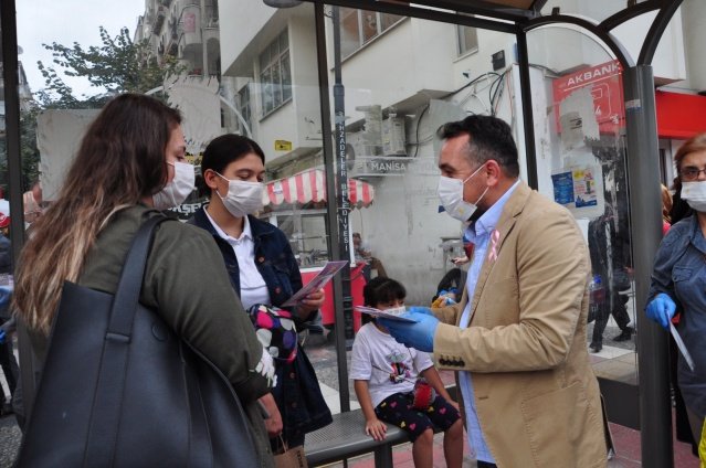 Manisa’da İYİ Parti İl ve ilçe teşkilatları, 1-31 Ekim tarihleri arasında gerçekleştirilen ‘Meme Kanseri Farkındalık Ayı’ çerçevesinde anlamlı bir etkinliğe imza attı. Meme kanserine dikkat çekmek ve farkındalık oluşturmak amacıyla meme kanserinin sembolü haline gelen pembe kurdeleli  17 bin maske ile bilgilendirici bröşür, eş zamanlı olarak bütün ilçelerde vatandaşlara dağıtıldı.