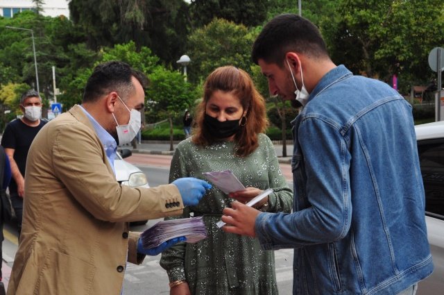İYİ Parti Manisa İl ve ilçe teşkilatları, 1 Ekim ile 31 Ekim tarihleri arasında gerçekleştirilen ‘Meme Kanseri Farkındalık Ayı’ nedeniyle, 17 bin adet maske ve bilgilendirici broşürü, 17 ilçede saat 17.00’de eş zamanlı olarak vatandaşlara dağıttı. Meme kanserine dikkat çekmek amacıyla yapılan etkinliğe, İl Başkanı Hasan Eryılmaz, İl Teşkilat Başkanvekili Ersan Battaloğlu, Siyasi İşler Başkanı Erhan Dumlu,  Kadın Kolların Başkanı Fatma Şencel; İlçe Sekreteri Yılmaz Anatek, Toplum Politikaları Başkanı Özkan Özmet, Ekonomi Politikaları Başkanı Şenol Özkaya ve çok sayıda partili destek verdi.