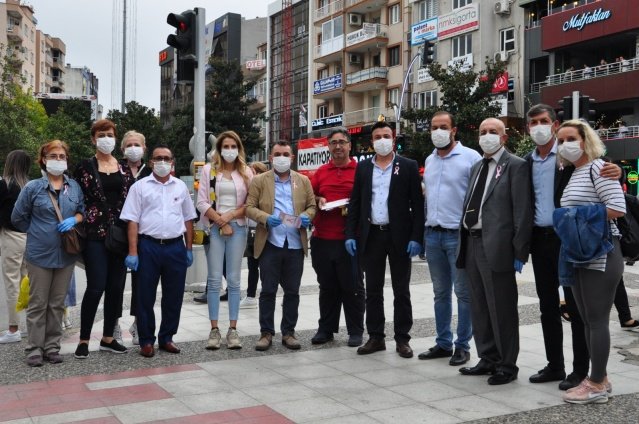Kadın Kolları Başkanı Fatma Şencel de, etkinlik için yoğun çaba sarf ettiklerini belirterek “Çağımızda maasef ki  kadınlarımız meme kanseri ile mücade ediyor. Tüm kanser türlerinde olduğu gibi meme kanserinde de erken teşhisin önemi çok fazla. İnsanlarımız bu konuda tam olarak bilinçlenmiş değiller.  Bu yüzden meme kanserine dikkat çekmek istedik.  Arkadaşlarımızla birlikte pembe kurdeleli maskeler tasarladık. 17 ilçemizle  aynı gün aynı saatte vatandaşlarımıza dağıttık.  Yine aynı şekilde bilgilendirici broşürlerimize de kendilerine takdim ettik” diye konuştu.