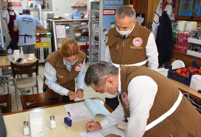 Son dönemde yaşanan kaçak içki ölümleri bizleri ziyadesiyle üzmektedir. Alkollü içkilerin denetimi İl ve İlçe Müdürlüğümüz kontrol görevlileri tarafından 5996 sayılı Kanun çerçevesinde, Türk Gıda Kodeksi Distile Alkollü İçkiler Tebliği kapsamında üretim, dağıtım, depolama ve satış aşamalarında yapılmaktadır.