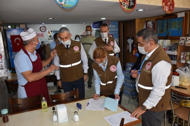 Tarım ve Orman Bakanlığımızın Alo174 Gıda Hattı ile Whatsapp İhbar Hattı (0 501 174 0 174) vatandaşlarımızın ihbar, şikâyet, soru ve sorunlarına ilişkin 7/24 hizmet vermektedir. Vatandaşlarımız bir sorunla karşılaştıklarında bu numaraları arayabilir ya da İl ve İlçe Müdürlüklerimize bizzat başvurabilirler” dedi.