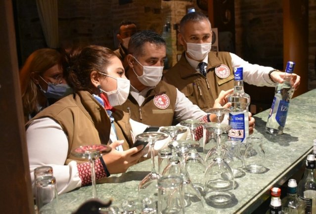 Manisa İl Tarım ve Orman Müdürlüğü Covid-19 hastalığına karşı aldığı tedbirler kapsamında gıdanın hazırlanması, sunumu ve servis edilmesi sırasında virüsün yayılmasının engellenmesi amacıyla Manisa İl ve İlçelerinde yoğunlaştırılmış denetimler gerçekleştiriyor.