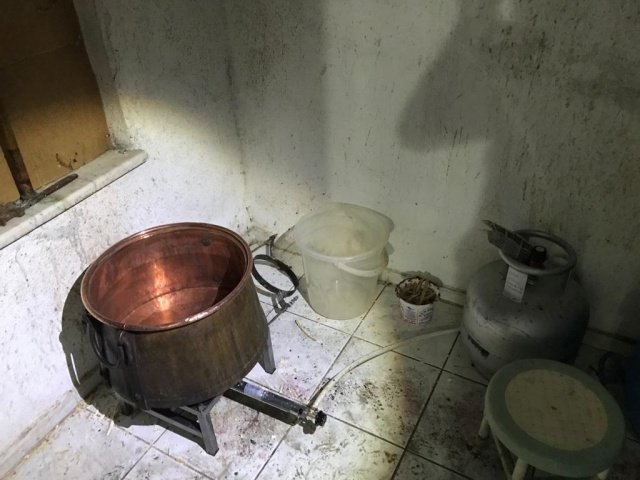 Manisa’nın Turgutlu ilçesinde Jandarma tarafından gerçekleştirilen kaçak içki imalatı operasyonunda ilginç görüntüler ortaya çıktı.
Yapılan açıklama şöyle ;