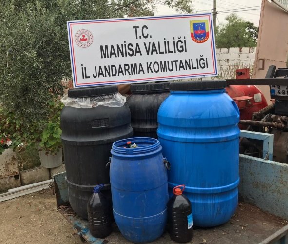 Manisa İl Jandarma Komutanlığınca yasadışı içki üretimi ve tüketiminden kaynaklanan ölüm olaylarının önlenmesi ve halk sağlığının korunması amacıyla yürütülen çalışma kapsamında Manisa İl Jandarma Komutanlığı ekiplerince yapılan müşterek istihbari çalışmalar neticesinde Turgutlu ilçesi Çepni̇dere Mahallesinde kaçak alkollü içki üretiminin yapıldığının tespit edilmesi üzerine Turgutlu Sulh Ceza Hakimliğinden alınan arama kararına istinaden bahse konu mahallede ikamet eden (12) şahsa ait ev ve eklentilerine 21 Ekim 2020 günü saat 07:00 itibariyle eş zamanlı operasyon düzenlenmiş olup, operasyon neticesinde toplam yaklaşık (20) ton kaçak üretilen şarap ele geçirilmiştir. Bahse konu şaraplardan Turgutlu İlçe Tarım Müdürlüğünce numuneler alınmış olup suç konusu şaraplar yed-i emin sıfatıyla İlçe Tarım Müdürlüğüne teslim edilmiştir. Turgutlu Cumhuriyet Savcısının talimatıyla olay şüphelileri ifadelerinin alınmasına müteakip serbest bırakılmıştır.