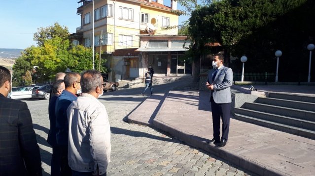 İlçe Başkanı Şenyurt partisinin 3. kuruluş yıldönümünde bir basın açıklaması yaptı.
Şenyurt 'un açıklaması şöyle ;
