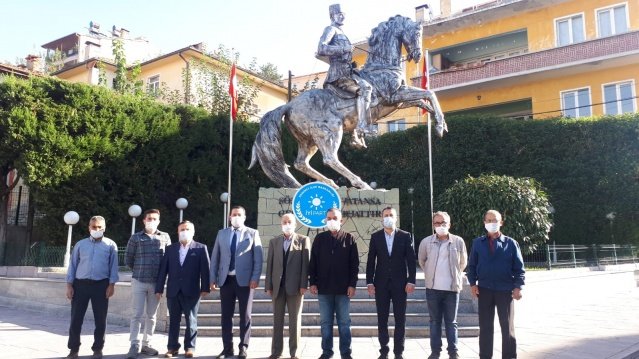 İYİ Parti'nin kuruluşunun 3, yıldönümü nedeniyle İYİ Parti Demirci İlçe Başkanı Haluk Şenyurt ile birlikte yönetim kurulu üyeleri, belediye meclis üyeleri ve partililer Atatürk Anıtına çelenk sundu.