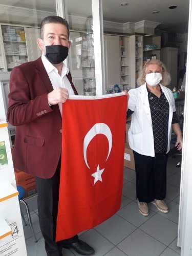 Cumhuriyetin ilanının 97. yıydönümünde Cumhuriyet Halk Partisi Demirci İlçe Başkanlığı Demircili esnafa Türk bayrağı dağıttı.